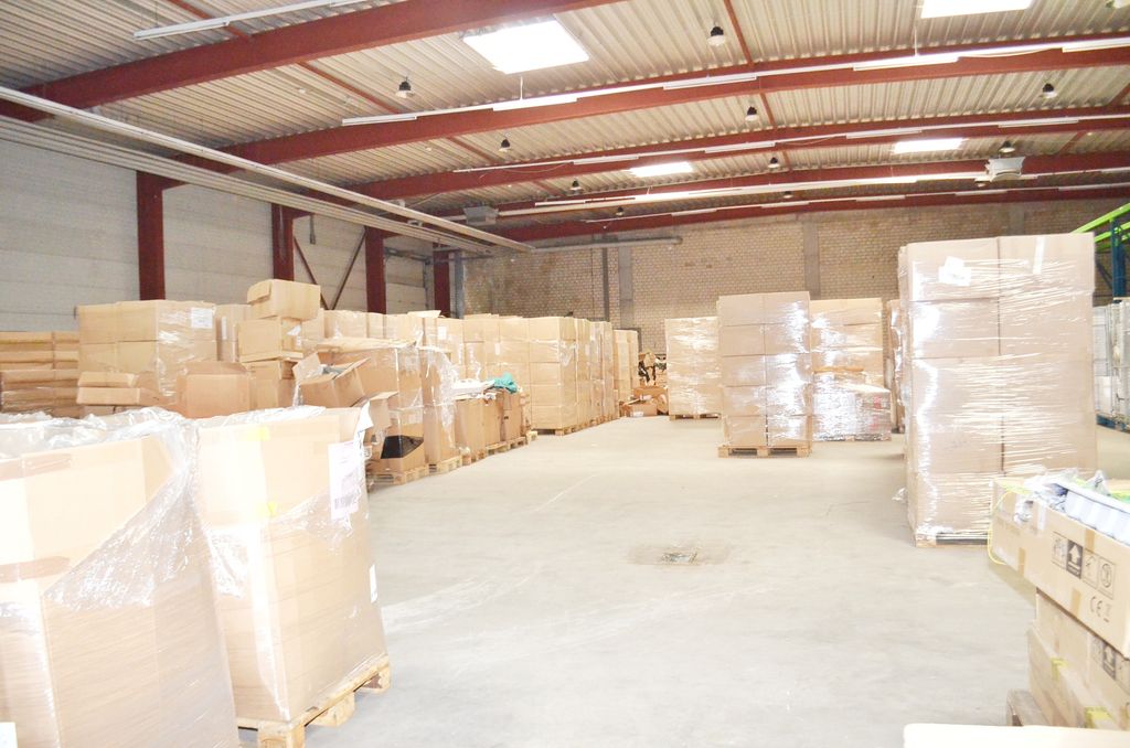 Lagerhalle (ca.1.024m²) mit Hebebühne und 2 Ladebrücken in